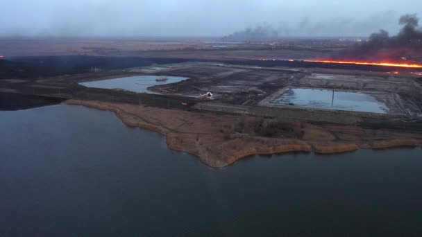 Helikopter vliegt om een brand in de steppe te blussen, vanuit de lucht gezien — Stockvideo