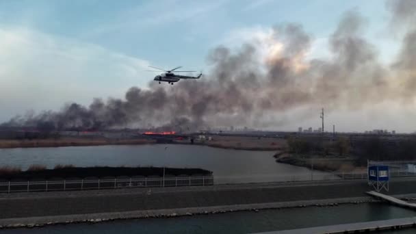 ロシア・ロストフ・オン・ドン2020年3月28日：上からの消防ヘリコプター — ストック動画