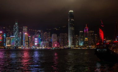 Hong Kong, Çin - 2020: Merkezi Hong Kong gökdelenleri geceleyin yukarıdan