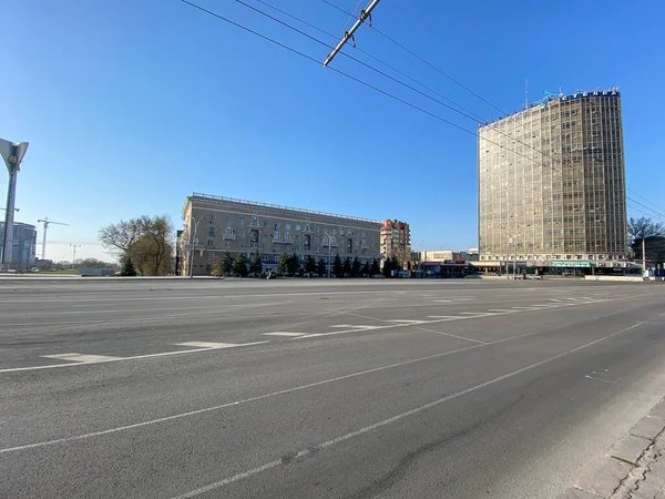 Ростов-на-Дону, Россия - 4 апреля 2020 года: пустая дорога в городе без автомобилей — стоковое фото