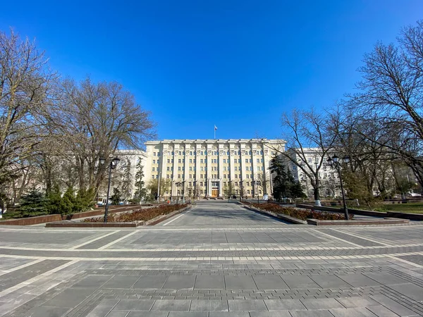 Rostov-on-Don, Rusya - 2020: Hükümet binası, boş Sovetov Meydanı