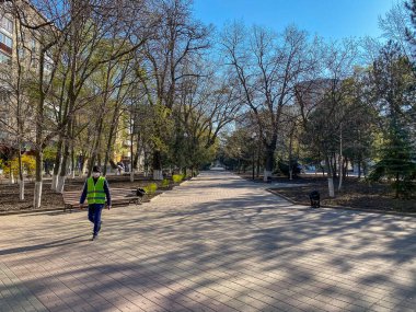 Rostov-on-Don, Rusya - 2020: Pushkinskaya Caddesi, tıbbi maskeli adam