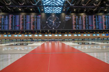 Moskova, Rusya - 2020: Sheremetyevo Uluslararası Havalimanı, elektronik skorbord