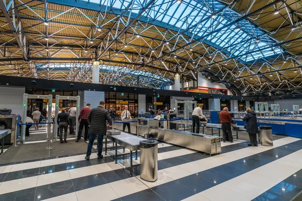 Moscou, Russie - 2020 : les passagers à l'inspection pré-vol à l'aéroport — Photo