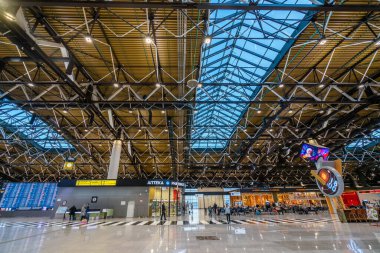 Moskova, Rusya - 2020: Sheremetyevo Havalimanı içi, cam kaplı tavan