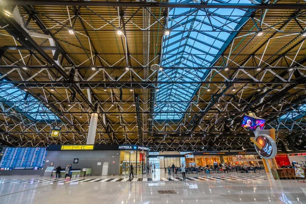 Moszkva, Oroszország - 2020: Sheremetyevo repülőtér belső tere, üvegezett mennyezet Stock Fotó