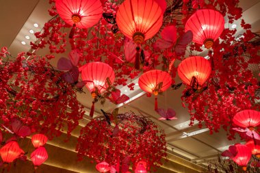 Hong Kong, Çin - 2020: Yeni Dünya Kulesi 'nde kırmızı Çin fenerleri