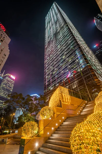 Hong Kong, Cina - 2020: Cheung Kong Center di notte — Foto Stock