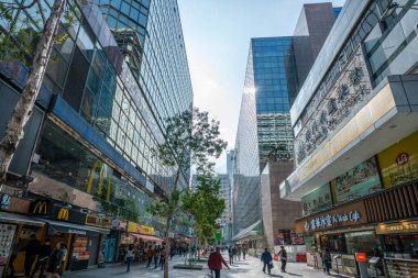 Hong Kong - 2020: sokaktaki insanlar. Binalar, sokak dükkanları.