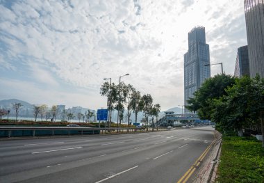 Hong Kong - 2020: Salisbury Yolu ve Rosewood Hong Kong binası boş şehir