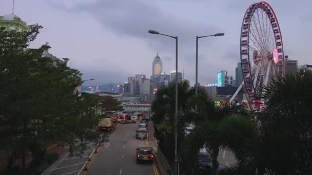 Hong Kong, China - 2020: straat, reuzenrad en wolkenkrabbers, timelapse — Stockvideo