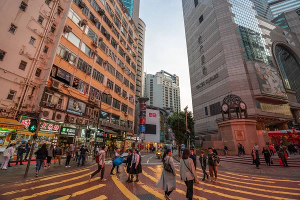 香港- 2020年:タイムズスクエアモールの近くの横断歩道で人々 ストックフォト