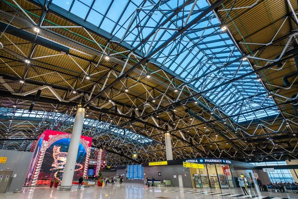 Moskou, Rusland - 2020: Sheremetyevo Airport interieur, geglazuurd plafond — Stockfoto