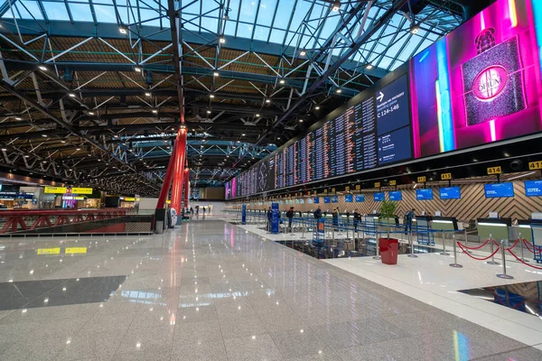 Moszkva, Oroszország - 2020: Sheremetyevo Nemzetközi Repülőtér, check-in pultok Jogdíjmentes Stock Fotók