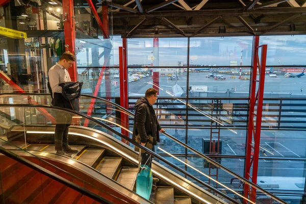 Moskva, Ryssland - 2020: Sheremetyevo International Airport, rulltrappa, passagerare — Stockfoto