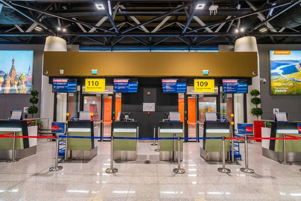 Moszkva, Oroszország - 2020: Sheremetyevo Nemzetközi Repülőtér, check-in pultok Jogdíjmentes Stock Képek