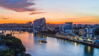Rostov-on-Don, Rusya - 2019: Gün batımında Don nehri, tekne ve gezinti güvertesi