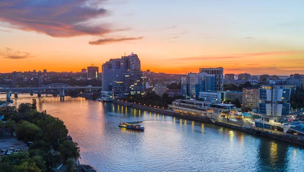 Rosztov-on-Don, Oroszország - 2019: a Don folyó, csónak és sétány naplementekor Jogdíjmentes Stock Fotók