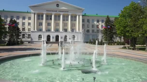 Rostov-on-Don, Rosja - 2020: fontanna w pobliżu budynku DSTU, widok z lotu ptaka — Wideo stockowe