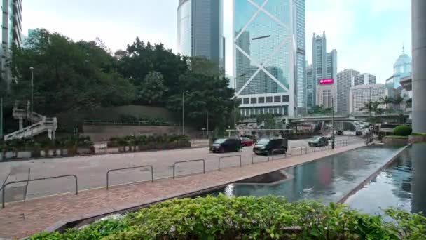 Hong Kong - 2020: fontána u Lippo Centre, silniční a mrakodrapy, timelapse — Stock video