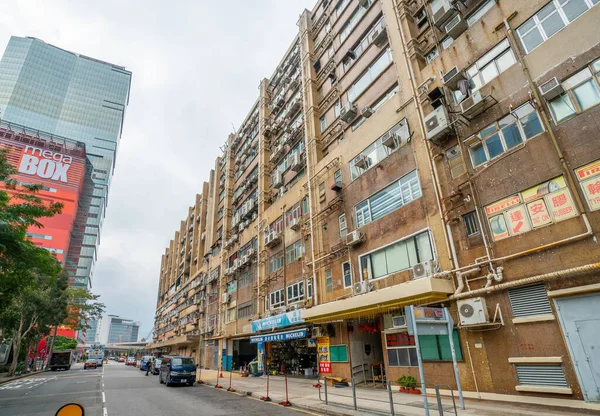 Hongkong - 2020: Virágzó ipari épület és Sheung Yee Rd Jogdíjmentes Stock Képek