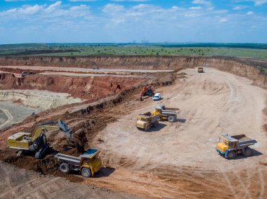 Büyük taş ocağı, taş madenciliği, taş ocaklarında çalışmak için ekipman, hava manzarası..