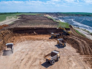 Büyük taş ocağı, taş madenciliği, taş ocaklarında çalışmak için ekipman, hava manzarası..