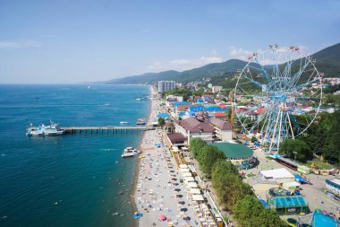 Lazarevskoe, Rusya - 2016: yukarıdan deniz, sahil, park ve dönme dolap