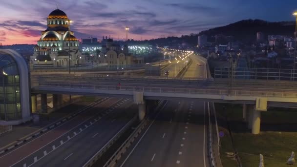 Сочі, Росія - 2017: автомобільний перехід і християнська церква на заході сонця згори. — стокове відео