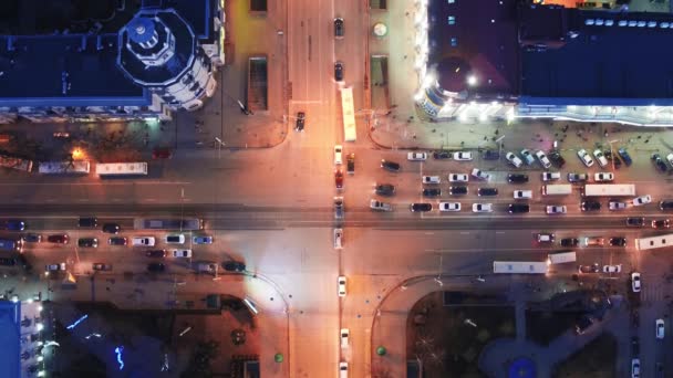 Cruce desde arriba, calles de la ciudad, coches y autobuses, tráfico nocturno — Vídeo de stock