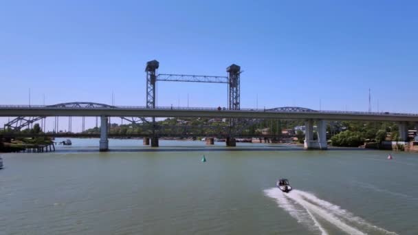 Řeka, most a motorový člun, letecký pohled. — Stock video