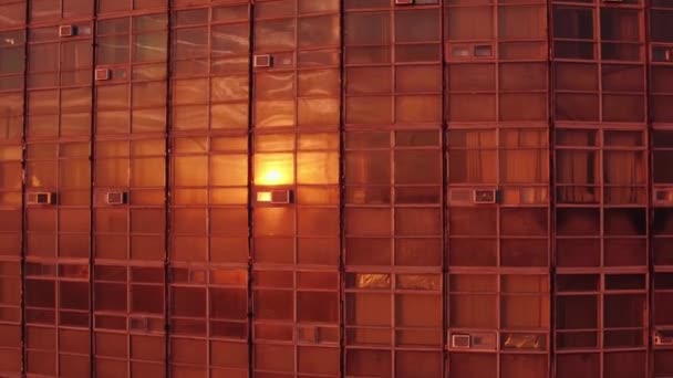 Sonne spiegelt sich in den Fenstern, Bürogebäude im Morgengrauen, Luftaufnahme. — Stockvideo