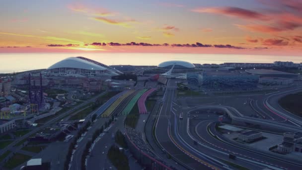 Sochi, Ρωσία - 2017: Ολυμπιακό Πάρκο Σότσι στο ηλιοβασίλεμα, θέα μη επανδρωμένου αεροσκάφους — Αρχείο Βίντεο