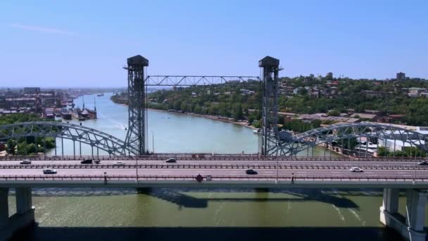 Rostov-on-Don, Rusia - 2017: Río Don y puentes desde arriba — Vídeo de stock