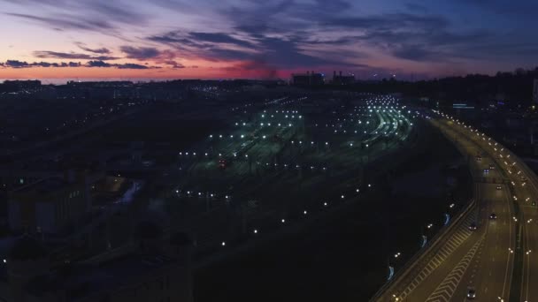 Sochi, Rusland - 2017: spoorweg en snelweg bij zonsondergang van bovenaf — Stockvideo