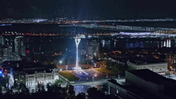 Rostov-on-Don, Rusia - 9 de mayo de 2020: fuegos artificiales, plaza Teatralnaya, vista aérea — Vídeos de Stock