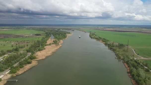 Río y barcaza desde arriba, hermoso paisaje, campos verdes, nubes — Vídeo de stock