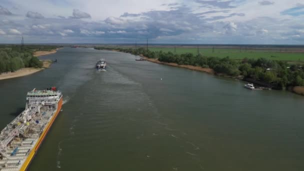 Schepen op de Don, lentedag, prachtig landschap van bovenaf — Stockvideo