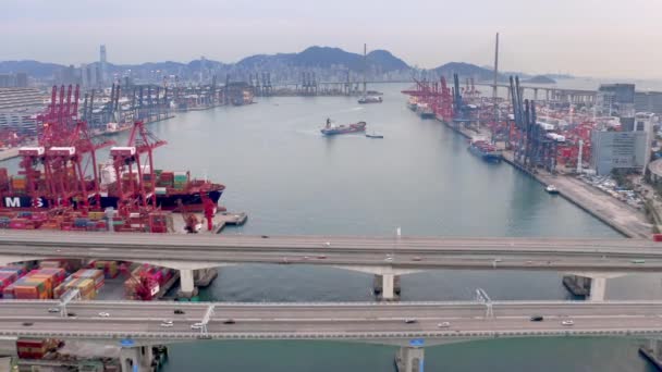 Hongkong - 2020: Rambler Channel och containerterminaler ovanifrån — Stockvideo