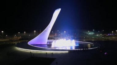 Sochi, Rusya - 2014: Gece Sochi Olimpiyat Parkı 'nda dans çeşmesi