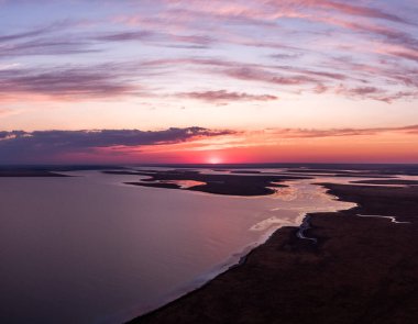 Manych-Gudilo Gölü, şafak vakti yukarıdan. Bulutlu güzel pembe gökyüzü.