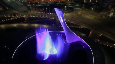 Sochi, Rusya - 2014: yukarıdan geceleyin Sochi Olimpiyat Parkı 'nda çeşme