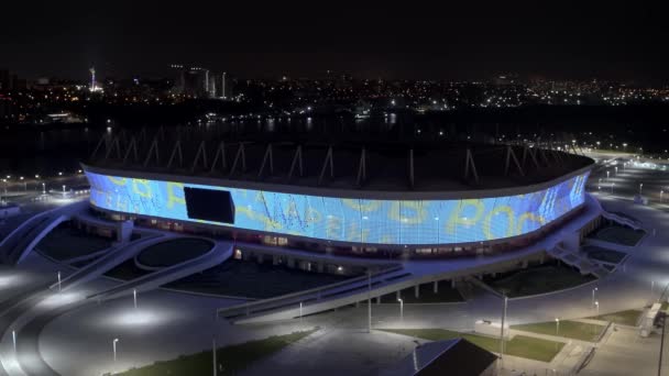 Rostov-on-Don, Rusland - 2020: voetbalstadion Rostov-Arena 's nachts van bovenaf — Stockvideo