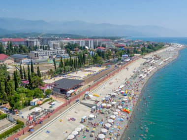 Yukarıdan kumsal ve gezinti, binalar inşaatlar ve oteller