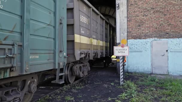 Comboio com vagões entra no depósito ferroviário — Vídeo de Stock