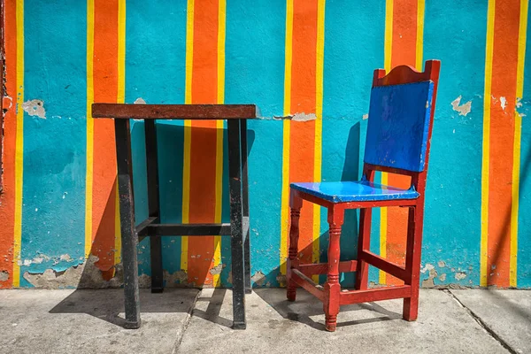 Chaise et table colombienne traditionnelle colorée — Photo