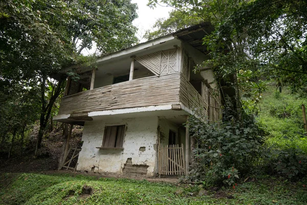 Besattes hus i Colombia — Stockfoto