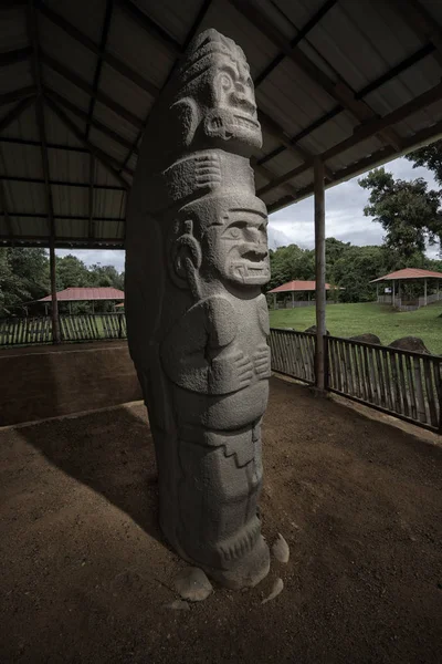 Oude Colombiaanse standbeelden in San Agustin — Stockfoto