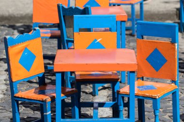 renkli masa ve sandalyeler 