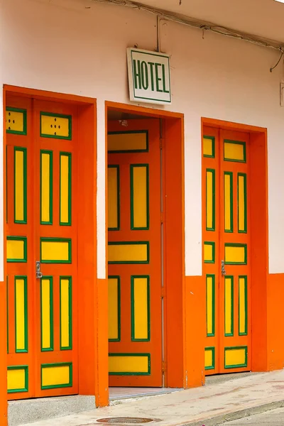 रंगीन औपनिवेशिक शैली दरवाजा — स्टॉक फ़ोटो, इमेज